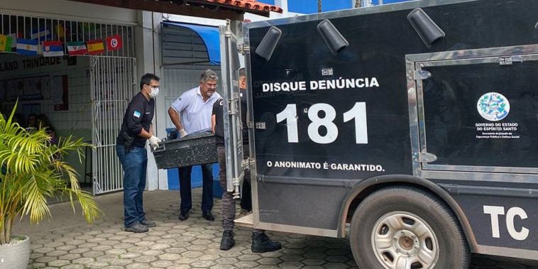 Un equipo de rescatistas carga el cuerpo de una víctima tras un tiroteo en una escuela en Aracruz, estado de Espirito Santo, Brasil, el 25 de noviembre de 2022.