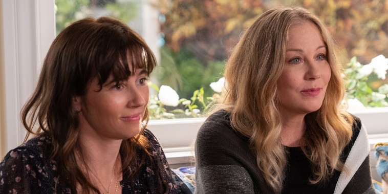DEAD TO ME (L to R) LINDA CARDELLINI as JUDY HALE and CHRISTINA APPLEGATE as JEN HARDING in DEAD TO ME. Cr. Saeed Adyani / © 2022 Netflix, Inc.
