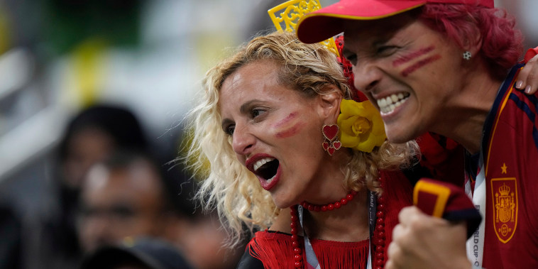 Aficionados de España animan a su equipo antes del inicio del partido con Alemania. 