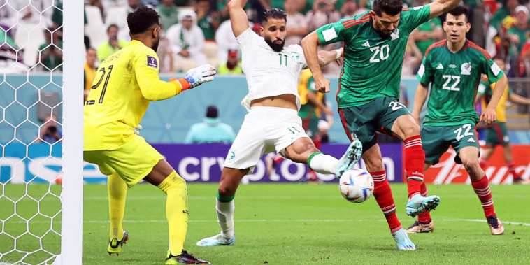 Henry Martin anota el primer gol para México ante Arabia Saudí.