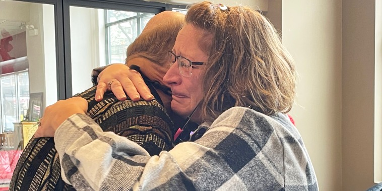 Mom hears late daughter's heart in emotional meeting with recipient 