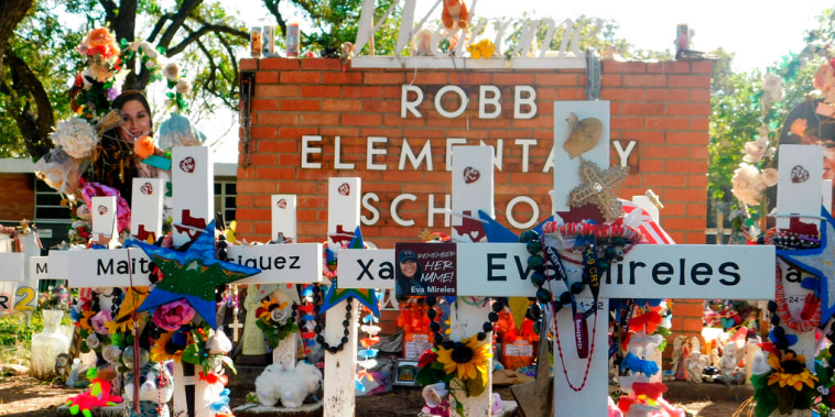 Un monumento en memoria de los 19 niños y dos maestras asesinados en el tiroteo en la escuela primaria Robb, el lunes 24 de octubre de 2022, en Uvalde, Texas.