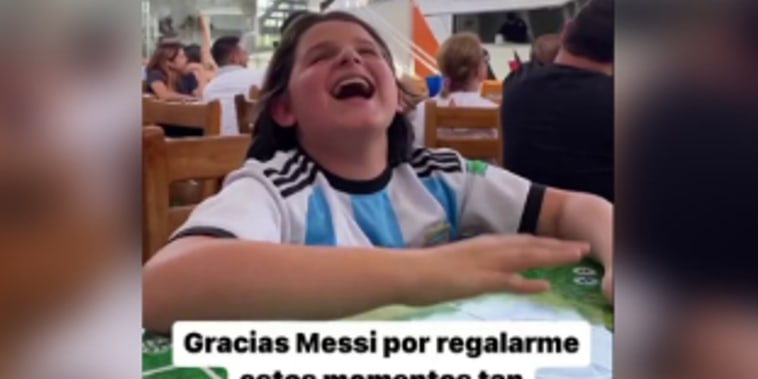 Sebastián Filoramo, niño ciego que vivió el gol de Lionel Messi contra México en Catar 2022 con un tablero braille.