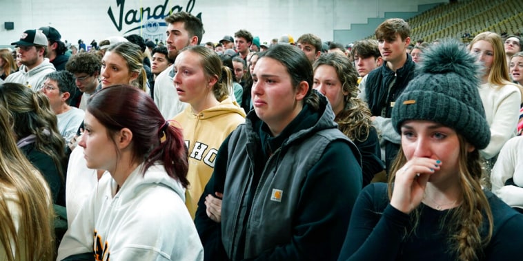 Las personas que asisten a una vigilia por los cuatro estudiantes de la Universidad de Idaho que fueron asesinados el 13 de noviembre de 2022, lloran mientras escuchan a los familiares hablar sobre las víctimas, el miércoles 30 de noviembre de 2022, en Moscow, Idaho