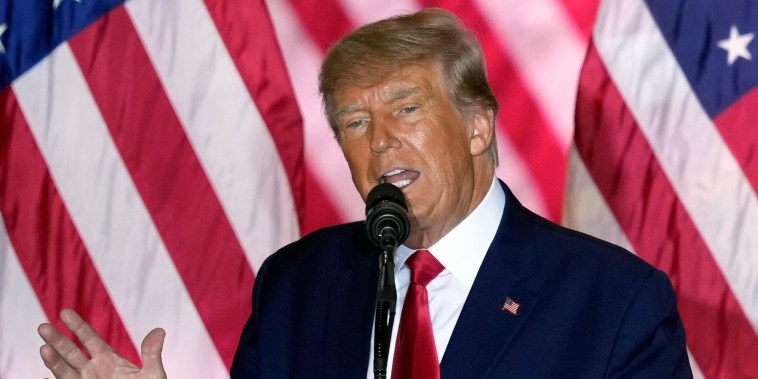 El expresidente, Donald Trump, anuncia su tercera candidatura presidencial durante un discurso, el 15 de noviembre de 2022, en Mar-a-Lago, en Palm Beach, Florida.