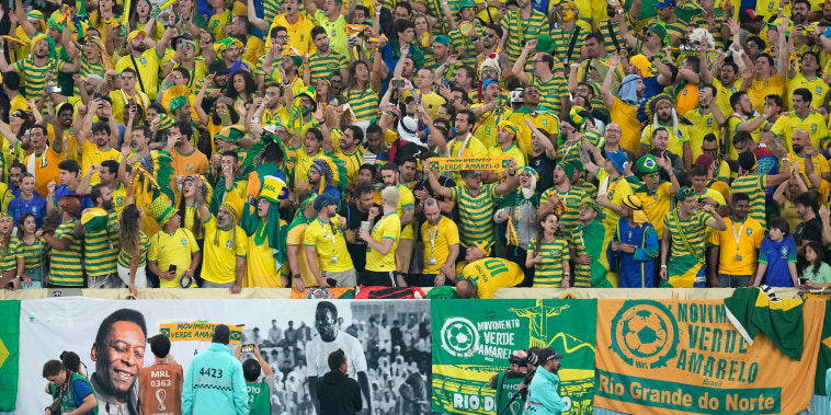 Aficionados de Brasil esperan el inicio del partido de fútbol de octavos de final.