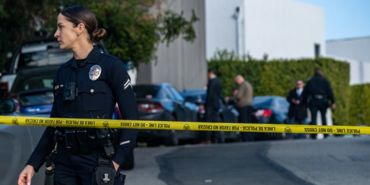 La agente Prescott de la Policía de Los Ángeles, en la escena de un tiroteo en Beverly Crest, California, el 28 de enero de 2023.