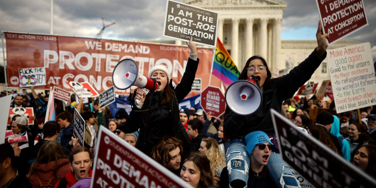 La gente asiste a la 50ª manifestación anual Marcha por la Vida en el National Mall el 20 de enero de 2023 en Washington, DC.