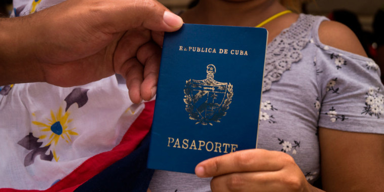 Una migrante cubana muestra su pasaporte en una foto de archivo de agosto de 2021.