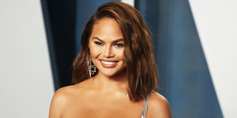 Chrissy Teigen attends the 2022 Vanity Fair Oscar Party hosted by Radhika Jones at Wallis Annenberg Center for the Performing Arts on March 27, 2022 in Beverly Hills, California.
