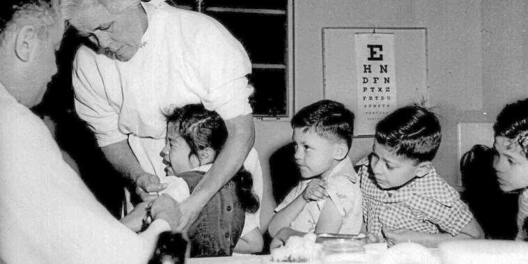 NewsAlumnos de la escuela Santa Vibiana en Los Ángeles, California fueron vacunados contra la polio en abril de 1955. Ese año comenzó una campaña nacional de vacunación, luego de que el doctor Jonas Salk y su equipo en la Universidad de Pittsburgh desarrollaran la vacuna contra el virus.