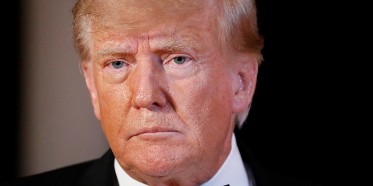 El expresidente Donald Trump pasó la Nochevieja en su resort Mar-a-Lago en Palm Beach, donde organizó una celebración.