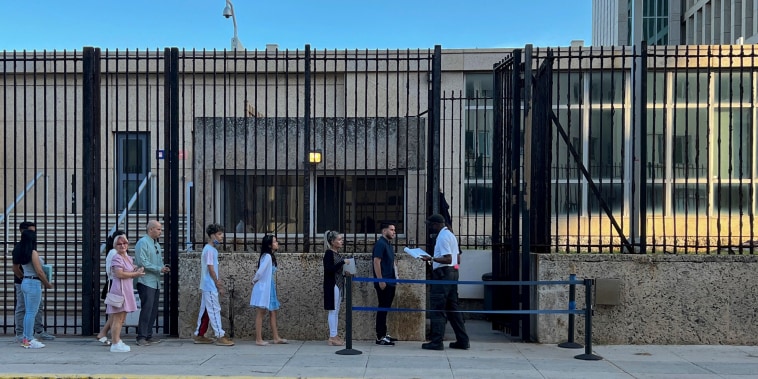 Cubanos hacen cola para entrar en la embajada estadounidense en La Habana, Cuba, el 4 de enero de 2023.