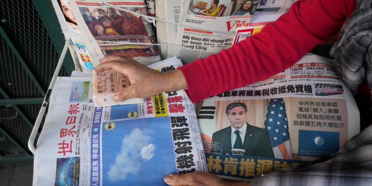 Ejemplares del periódico Chinese Daily News que muestran imágenes de un presunto globo espía chino, en el distrito de Chinatown de Los Ángeles, California, el domingo 5 de febrero de 2023.