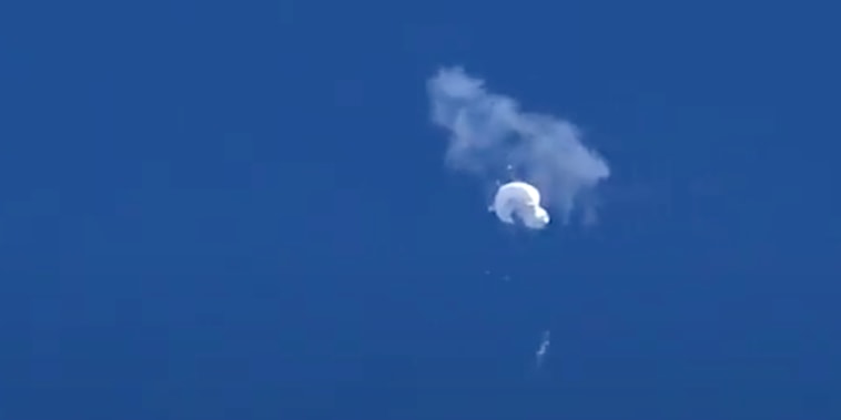 Momento en el que el globo de China fue derribado por un misil disparado desde un avión de caza F-22 sobre el Atlántico, frente a Carolina del Sur. 