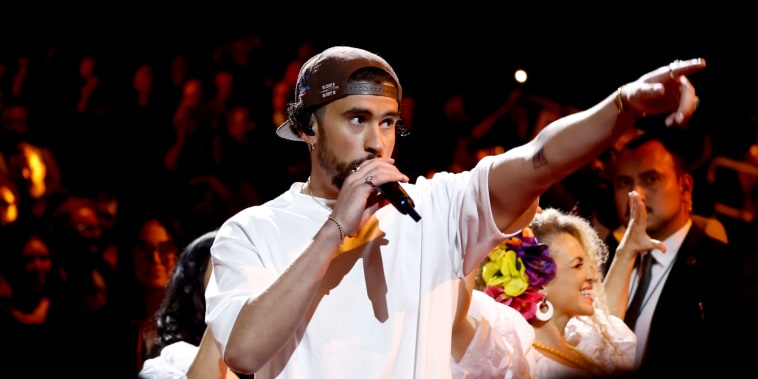 Bad Bunny en el escenario, durante la 65.ª entrega de los premios Grammy,el 5 de febrero de 2023.