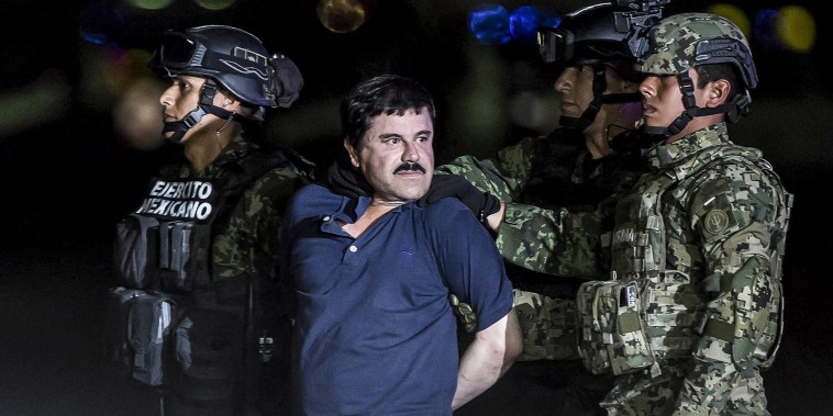 Joaquín Guzman es transportado en 2016 a una prisión de máxima seguridad en la Ciudad de México luego de ser capturado en Sinaloa, al norte del país. 