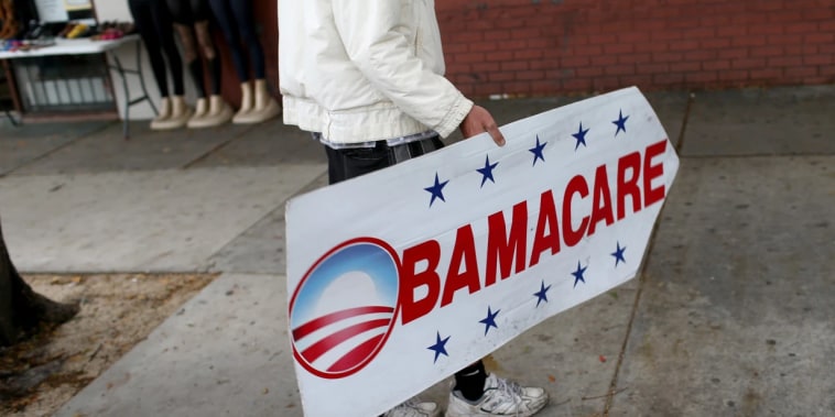 Un letrero dirige a la gente a una compañía de seguros donde pueden inscribirse en la Ley del Cuidado de Salud a Bajo Precio, también conocida como Obamacare, en Miami en 2015.