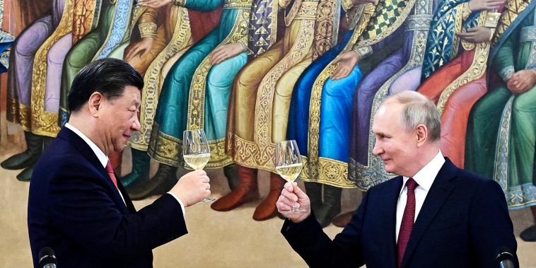 Russian President Vladimir Putin, right, and Chinese President Xi Jinping during their dinner at the Kremlin on March 21, 2023. 