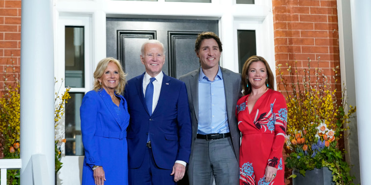 El presidente, Joe Biden, y la primera dama, Jill Biden,con el primer ministro canadiense, Justin Trudeau, y su esposa, Sophie Gregoire Trudeau, en Rideau Cottage, el jueves 23 de marzo de 2023, en Ottawa, Canadá.