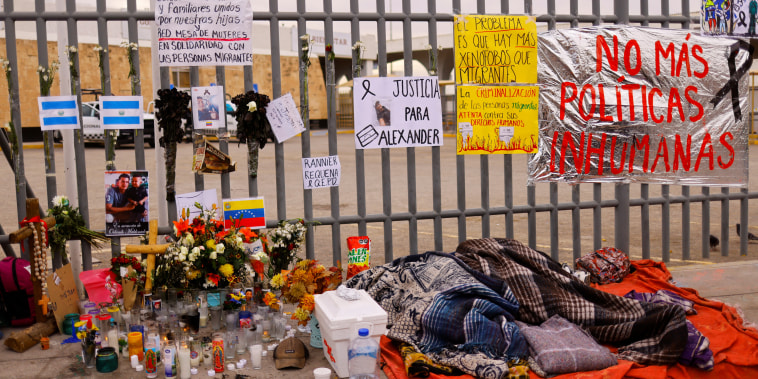 Migrantes duermen junto a un altar para las víctimas del incendio en el centro de detención de Ciudad Juárez, Chihuahua, el 30 de marzo de 2023.