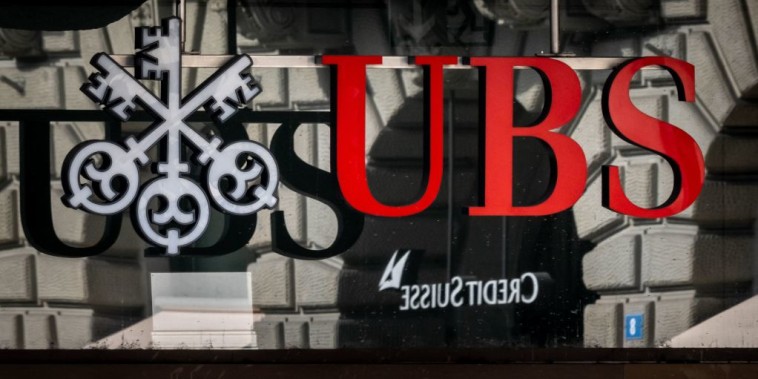El banco suizo UBS acordó adquirir su rival Credit Suisse por más de 3,000 millones de dólares. En la imagen, los logos de ambas entidades.