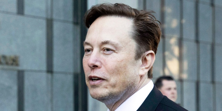 Elon Musk sale del Edificio Federal Phillip Burton y del Palacio de Justicia de los Estados Unidos en San Francisco, California, el 24 de enero de 2023. 