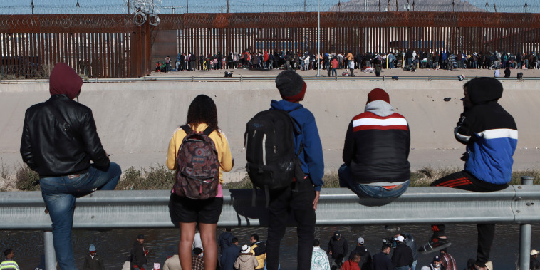 Migrantes cerca del muro fronterizo en Ciudad Juárez, México, el 21 de diciembre de 2022, al otro lado de la frontera de El Paso, Texas. 