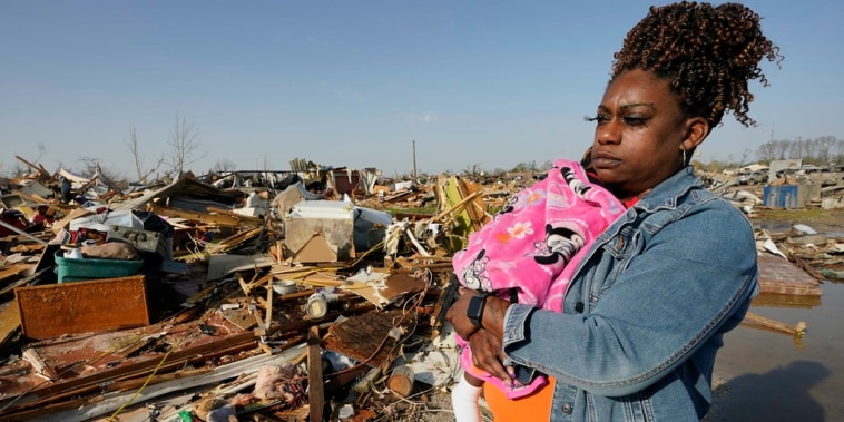Wonder Bolden observaba su casa destrozada en Rolling Fork, Mississippi, el 25 de marzo de 2023. 