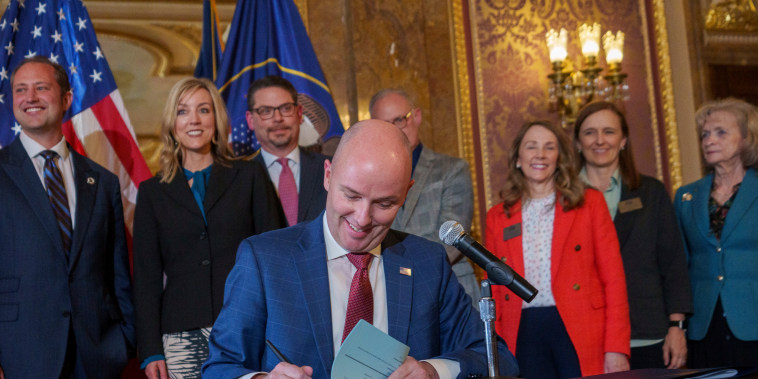 El gobernador Spencer Cox promulga dos proyectos de ley que regulan el uso de las redes sociales durante una ceremonia en el Capitolio estatal, en Salt Lake City, el jueves 23 de marzo de 2023.