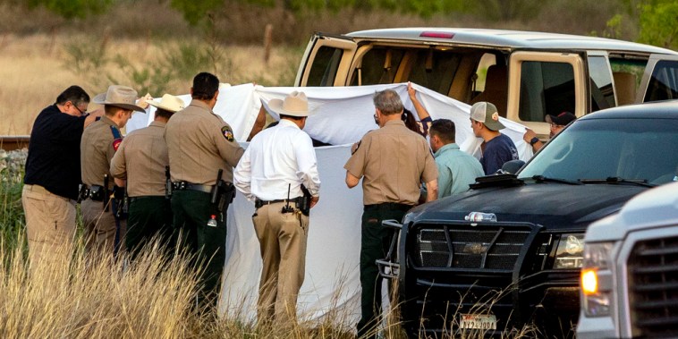 Agentes investigan en el sitio donde varios migrantes fueron encontrados el 24 de marzo de 2023.