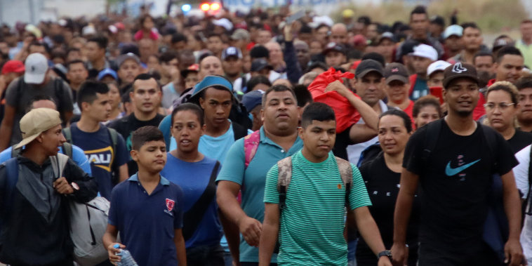 Migrantes saliendo del municipio de Tapachula, México, el 25 de marzo de 2023.