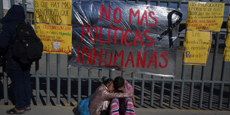 Dos hermanas venezolanas se consolaban sentadas ante el centro de detención donde se desató el incendio que mató a decenas de personas, en Ciudad Juárez, México, el martes 28 de marzo de 2023. 
