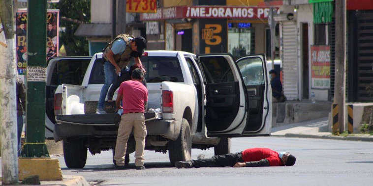 Peritos de la Fiscalía del estado de Tamaulipas recrean el secuestro de cuatro estadounidenses, en la zona donde fueron atacados en la ciudad de Matamoros, el 25 de marzo de 2023. 
