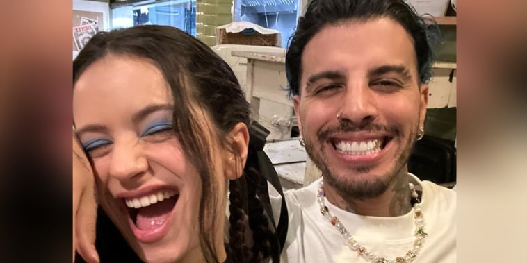 Rosalía y Rauw Alejandro sonriendo.