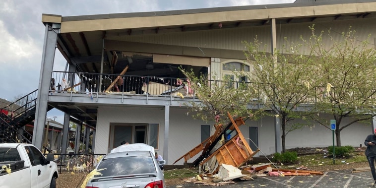 Un edificio resulta gravemente dañado después de que una fuerte tormenta arrasara Little Rock, Ark., el viernes 31 de marzo de 2023.