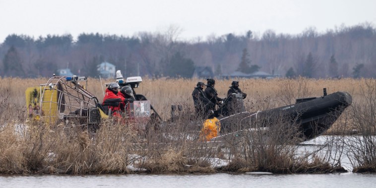 Socorristas buscan el viernes 31 de marzo de 2023 a víctimas que se ahogaron cuando intentaban cruzar hacia Estados Unidos por un río en Akwesasne, Québec, en Canadá. 