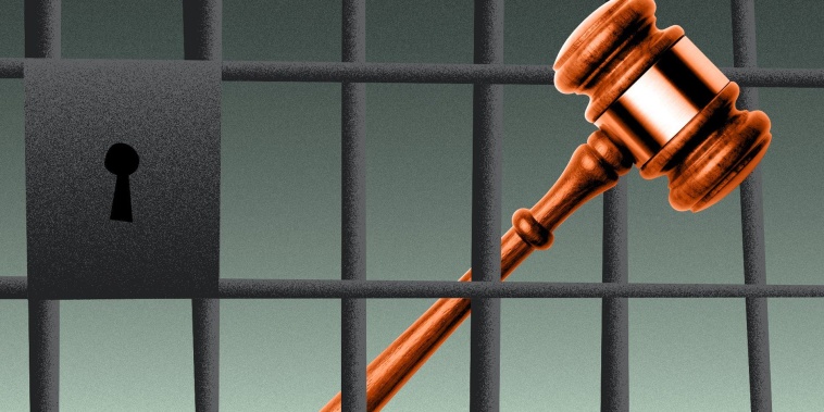 Ilustración de un mazo de juez asomándose de entre las rejas de una cárcel