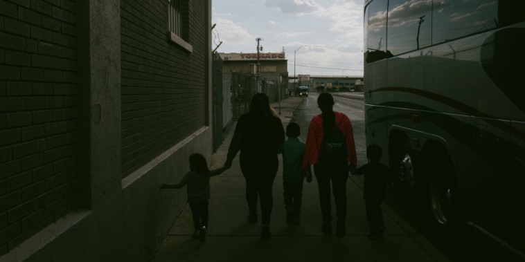 Migrantes bajan de un autobús en El Paso, Texas, el 16 de mayo de 2023.