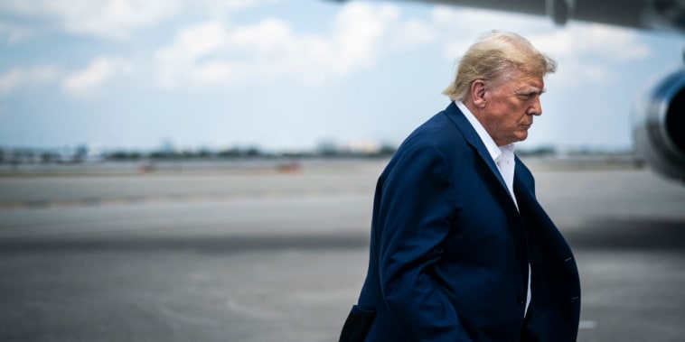 El expresidente Donald Trump sube a su avión, conocido como Trump Force One, de camino a Iowa en el Aeropuerto Internacional de Palm Beach el lunes 13 de marzo de 2023, en West Palm Beach, Florida.