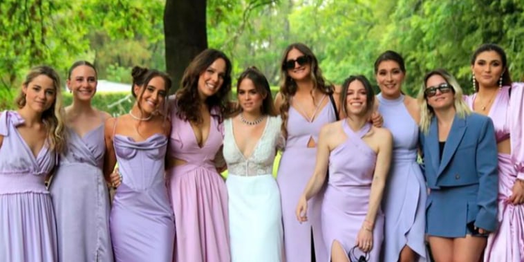 Camila West en su boda religiosa, junto a sus damas de honor. 