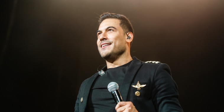 Carlos Rivera en concierto, en la Arena Monterrey, 2023.