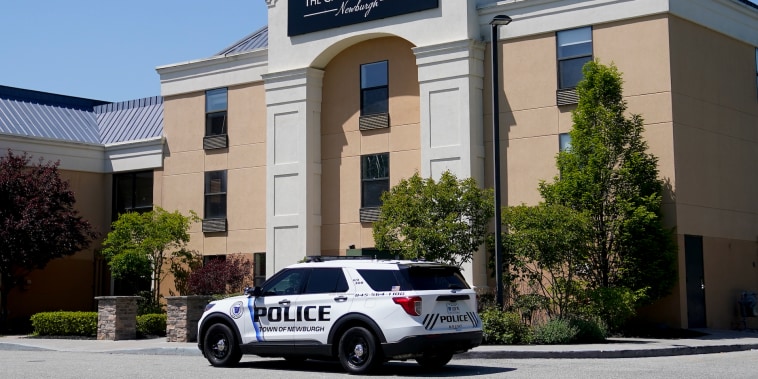 Una patrulla de policía resguardaba el hotel The Crossroads en Newburgh, Nueva York, el 11 de mayo del 2023. Ese día dos buses con inmigrantes llegaron al hotel desde la ciudad de Nueva York. 