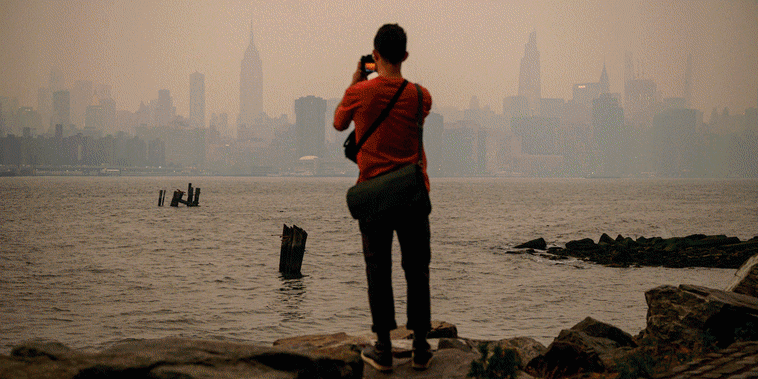 New York City smog scenes from Canadian wildfires on June 6, 2023. 