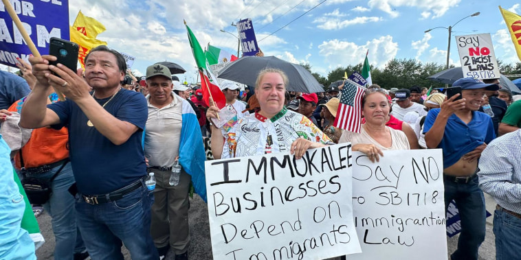 Inmigrantes y activistas protestan en Immokalee, Florida, con un paro laboral y una marcha contra las políticas de Ron DeSantis, gobernador y candidato a las primarias republicanas.
