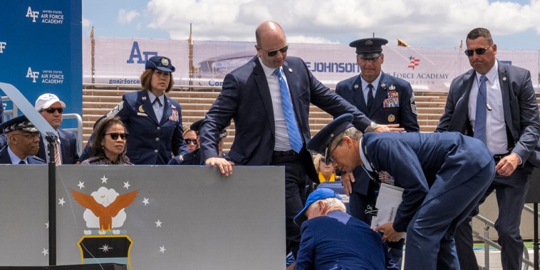 El presidente Biden durante su caída en una ceremonia militar oficial en Colorado Springs, Colorado.