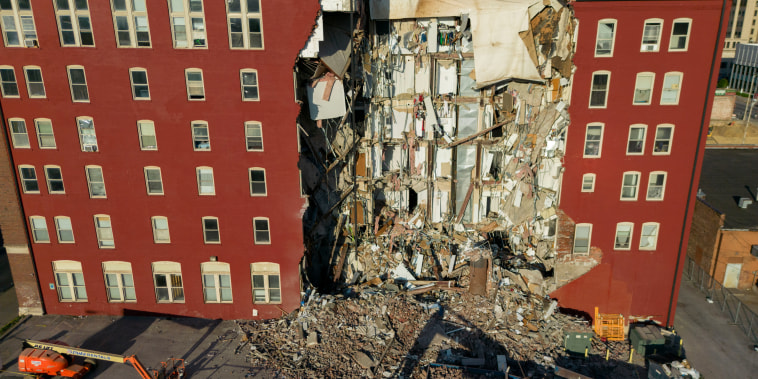 El edificio de apartamentos que se derrumbó parcialmente, el martes 30 de mayo de 2023, en Davenport, Iowa.
