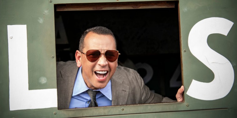El comentarista deportivo y exestrella de los Yankees de Nueva York, Alex Rodríguez, posa en la pizarra de los Medias Rojas de Boston, en Boston, el 8 de septiembre de 2019.
