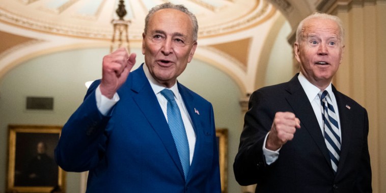 El líder de la mayoría en el Senado, Chuck Schumer, demócrata por Nueva York, y el presidente, Joe Biden, saludan al arribar al Capitolio, el 14 de julio de 2021.
