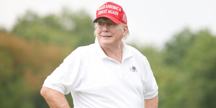 El expresidente Donald Trump juega golf en el club de Bedminster, en Nueva Jersey, el 28 de julio de 2022.
